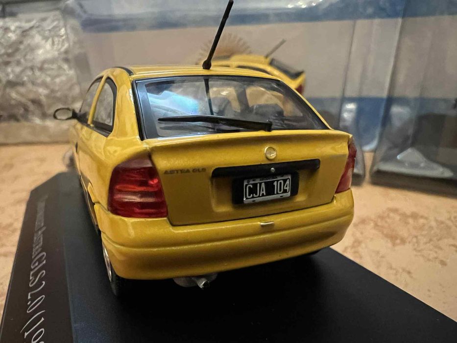 Opel Astra GLS 2.0 1:43 DeAgostini Model Kolekcjonerski