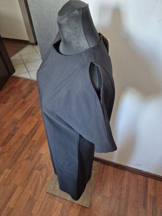 Elegancka prosta sukienka za kolano