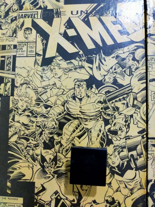 Móvel estilo retro/Pop Art com BD Marvel. Negociável.