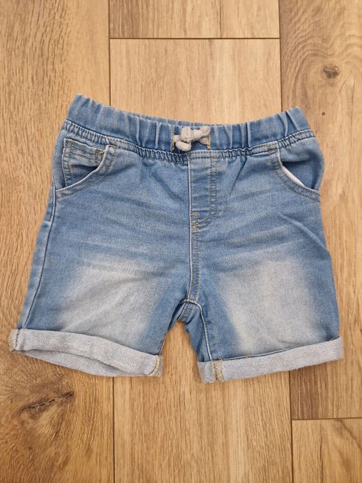 Zestaw koszulki w rekiny cekiny i spodenki dla chłopca 98-104cm C&A
