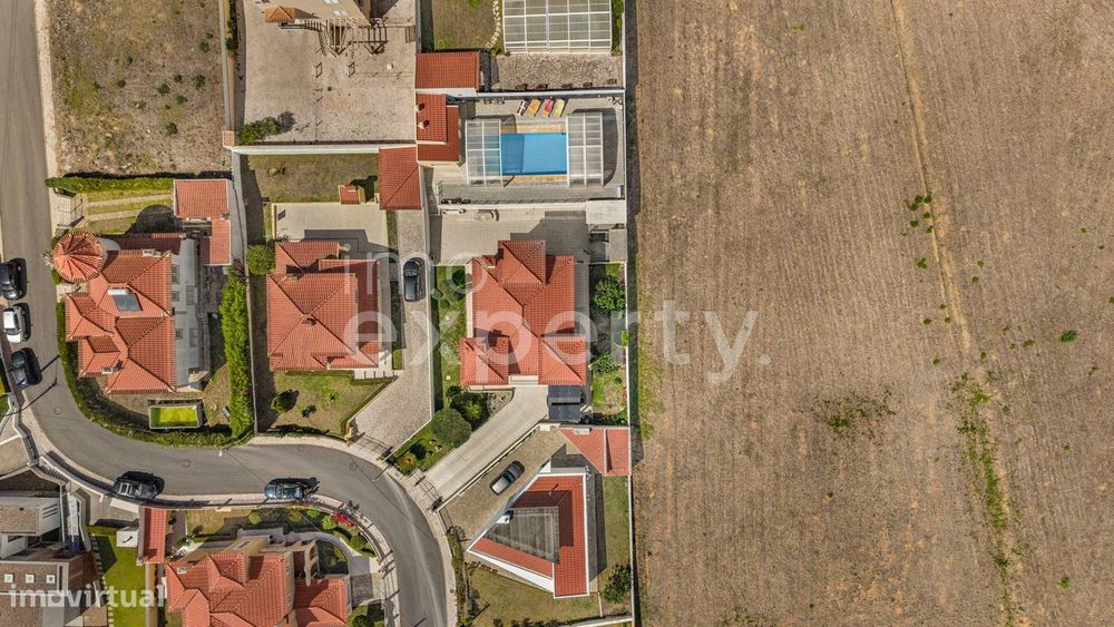 Moradia com 3 suites e piscina coberta a 10 min das praias da Ericeira