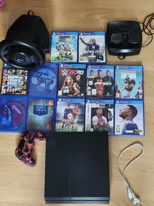 PS4 z pedałami,kierownicą,padem i 12 grami