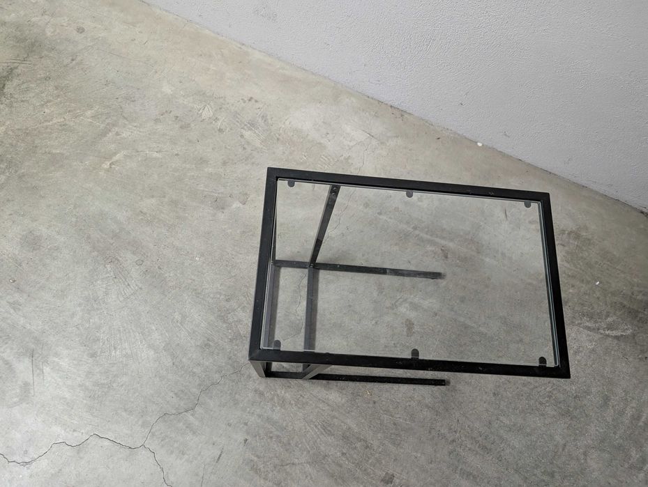 Mesa de Apoio Lateral de Sofá (Metal Preto e Vidro)