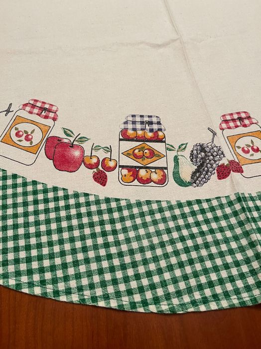 Toalha de mesa redonda creme e verde com motivos de cozinha