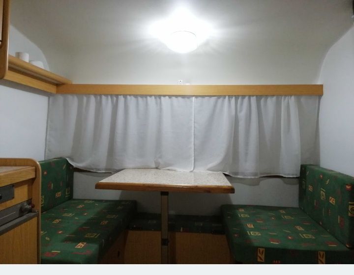 Mesa e cama com alçapões caravana