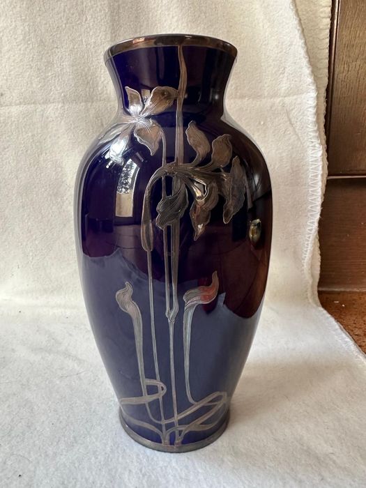 Wazon okuty srebrem. 1920 rok.