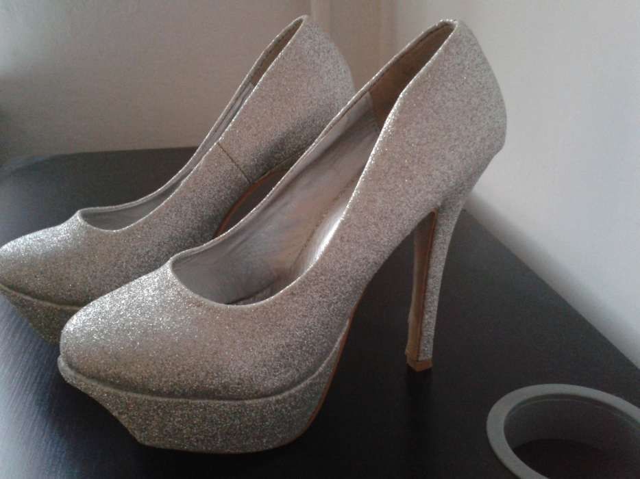 Buty w Srebrnym Brokacie