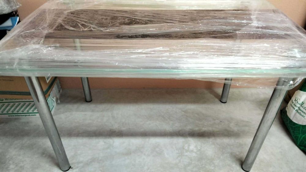 Mesa de vidro + 4 cadeiras