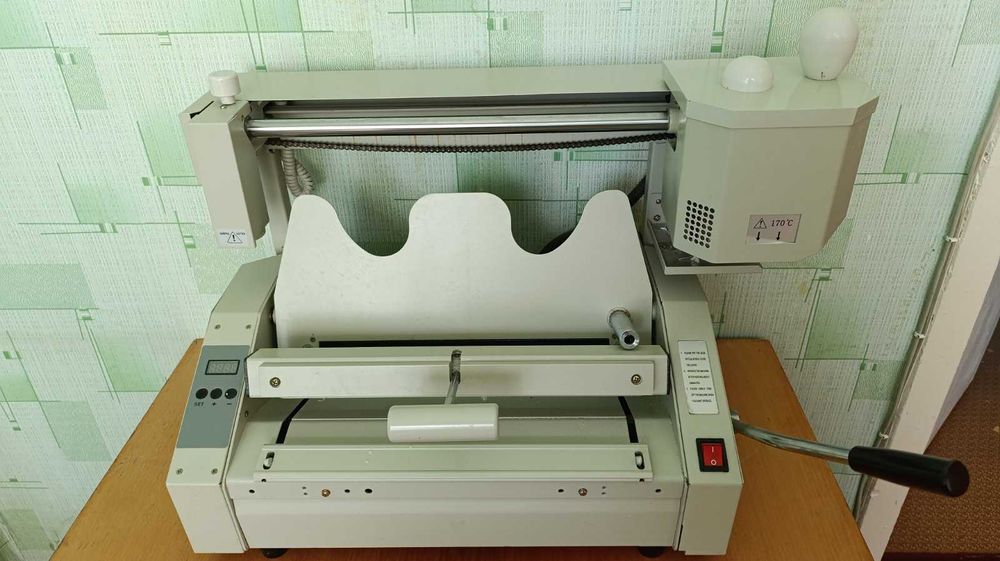 Термоклейова машина