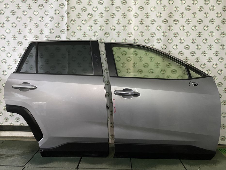 Toyota RAV4 2020 дверь передняя дверь задняя