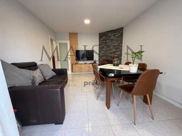 Apartamento T2 renovado em localização privilegiada.