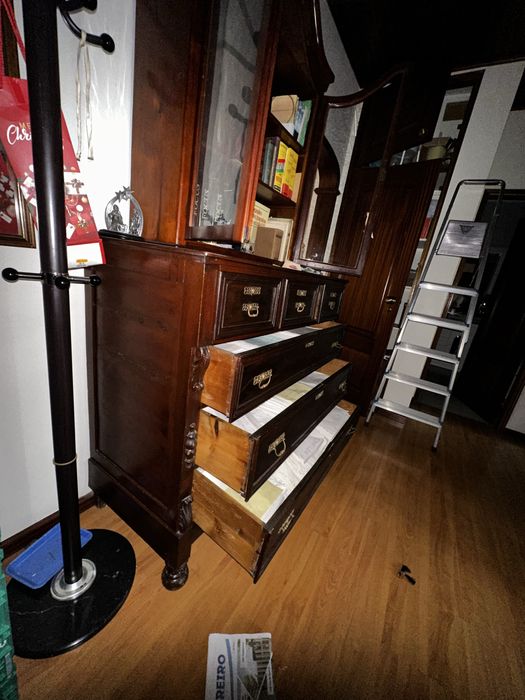 Vendo cómoda em madeira com estante superioi