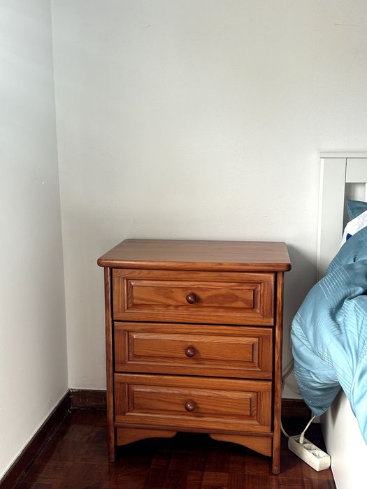 Cama+colchão+mesa de cabeceira