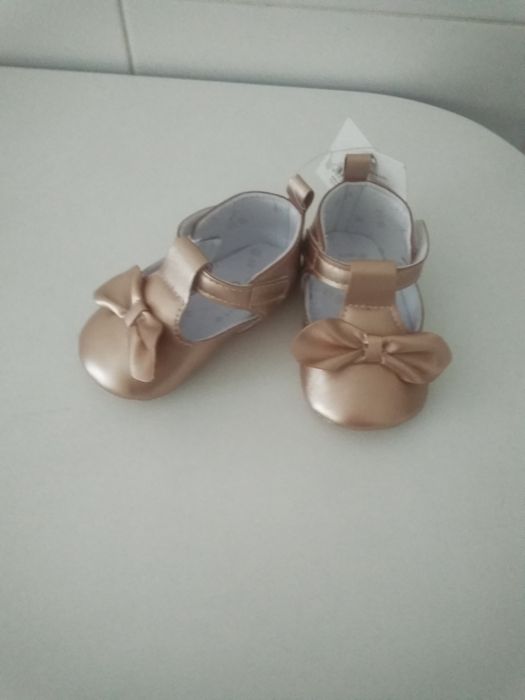 Sapatos de menina novos tamanho 18/19