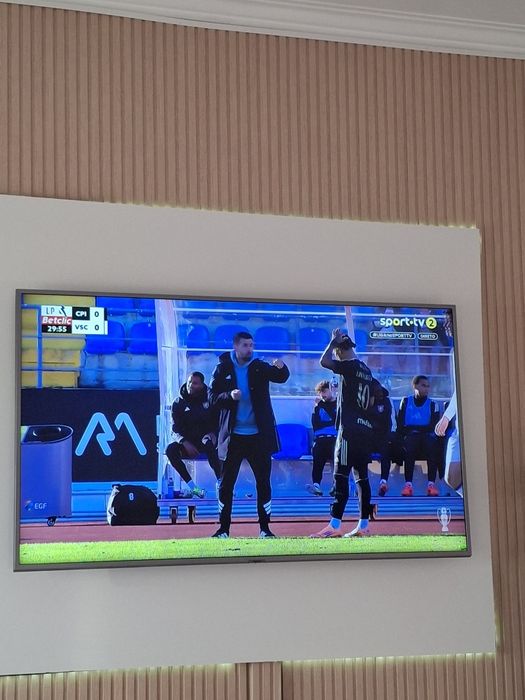 SmarTv samsung  de cor cinzenta sem nada apontar