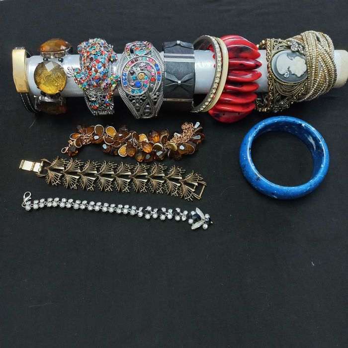 Біжутерія. Браслети каблучки кулони кліпси сережки годинники.комплекти