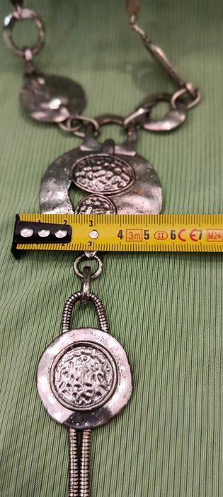 Colar com decorações em metal