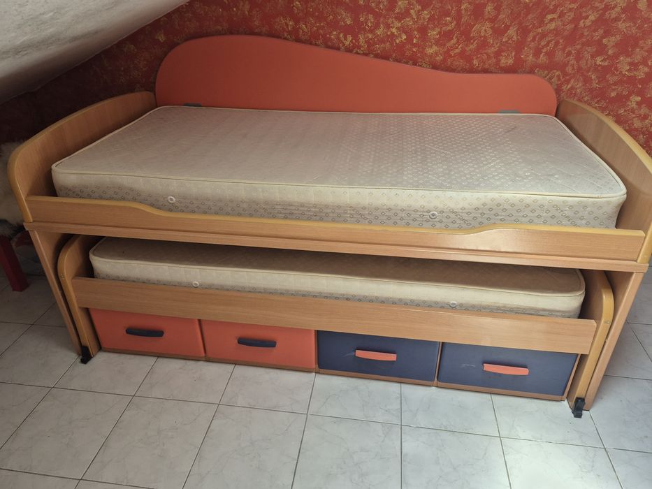 Cama solteiro ideal p crianças  com 2 colchões seminova