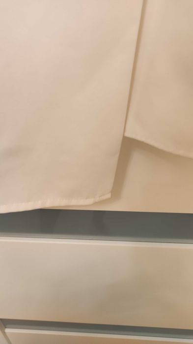 Elegancka biała sukienka z koronką