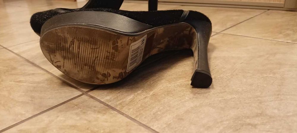 Buty, czółenka damskie czarne na wysokim obcasie.