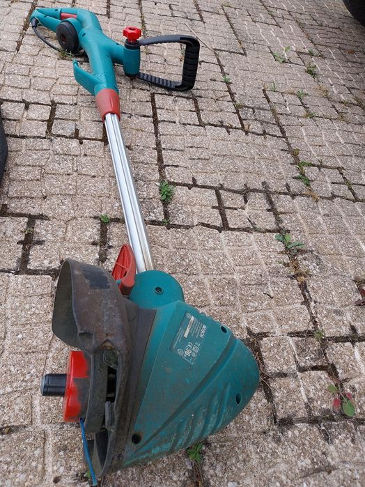 Conjunto de equipamentos elétricos para jardim.