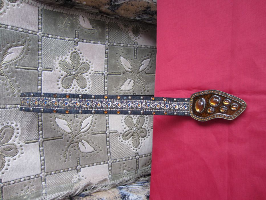 Женский пояс с бляхой, украшенной "драгоценными" камнями, недорого