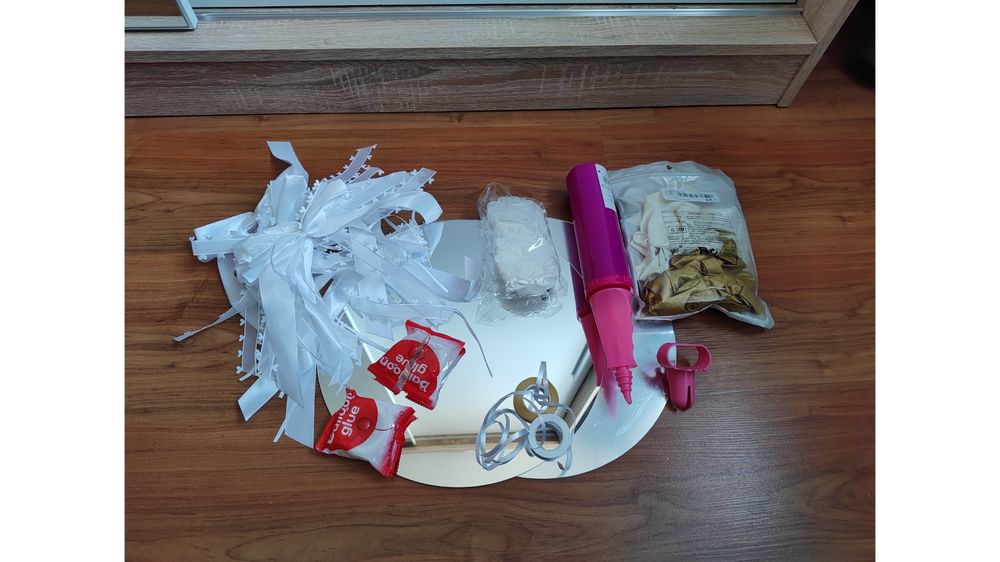 Dodatki dekoracje na wesele przygotowania ślubne tace lustrzane balony kokardki