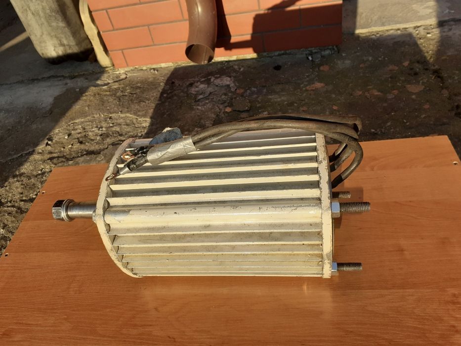 Prądnica, generator do elektrowni wiatrowej, trójfazowy.