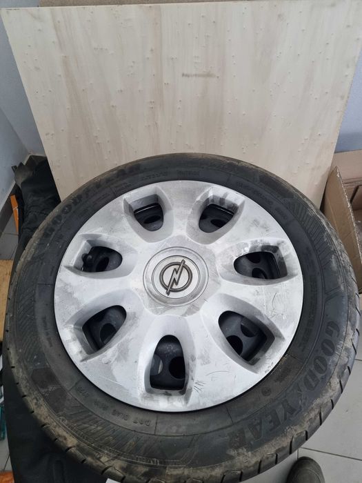 Jantes com tampões e pneus seminovos Opel Corsa