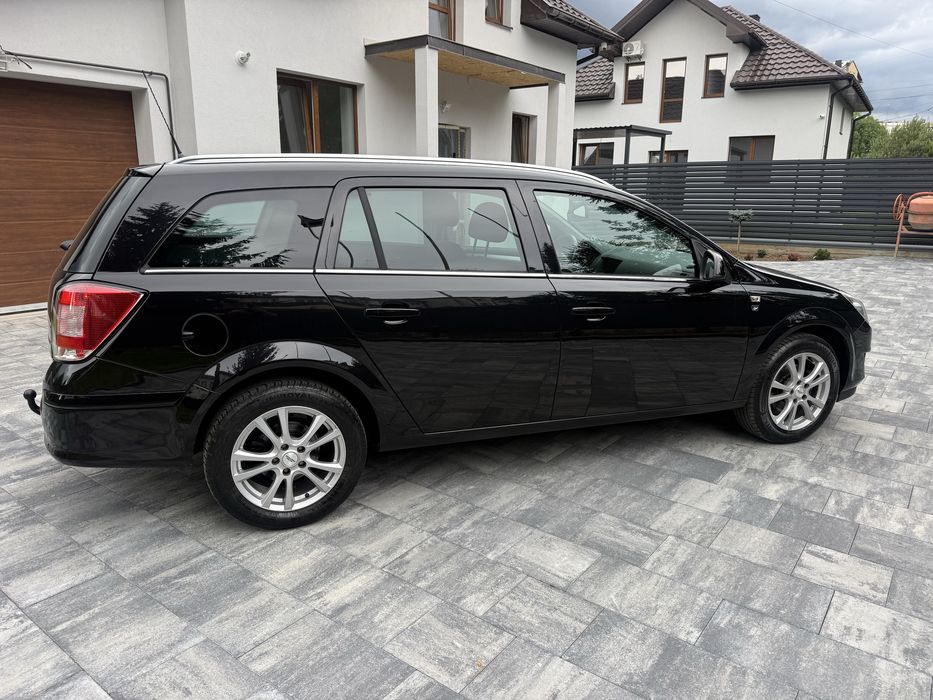 Opel Astra 1.6 бензин 2010 рік