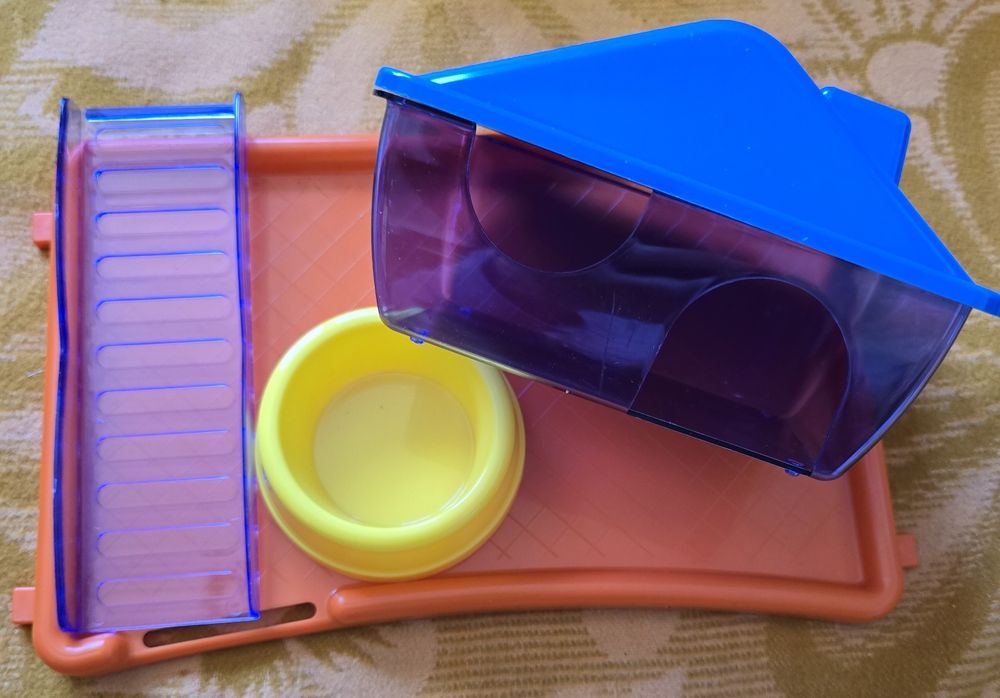 Domek dla myszki lub chomika nowy z drobnymi uszkodzeniami