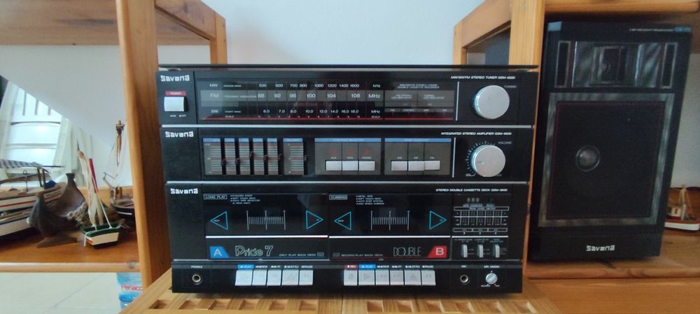 Gira discos, rádio e leitor/gravador de cassetes