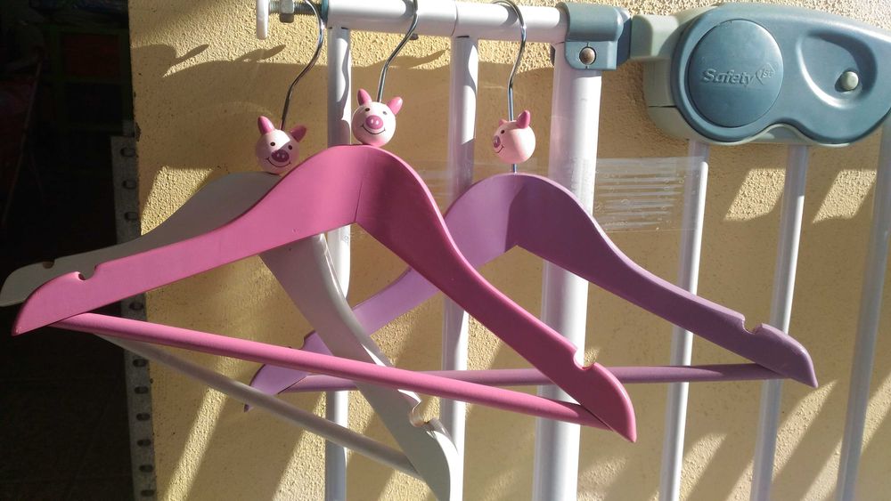 Cabides roupas de criança. Excelente estado.