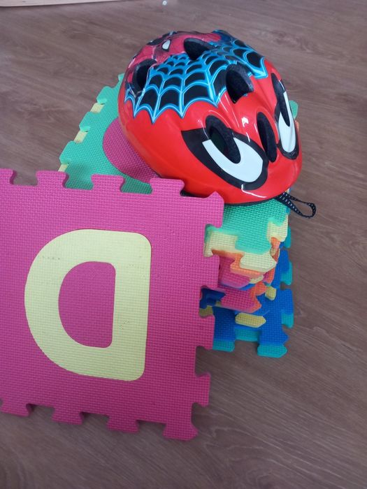 Vários brinquedos capacete