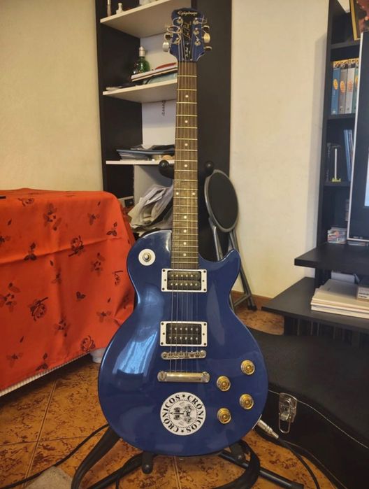 guitarra junto de caixa
