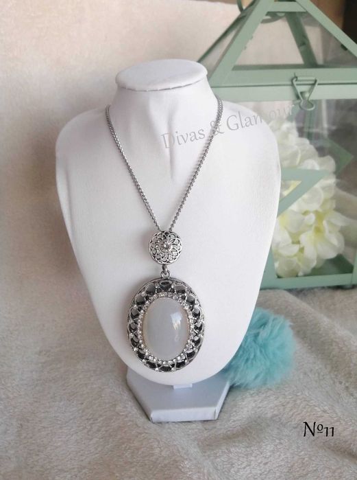 vários modelos de colares no anúncio