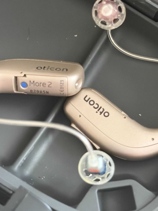 Par de Aparelhos Auditivos Oticon More miniRITE R (Recarregáveis) + Carregador
