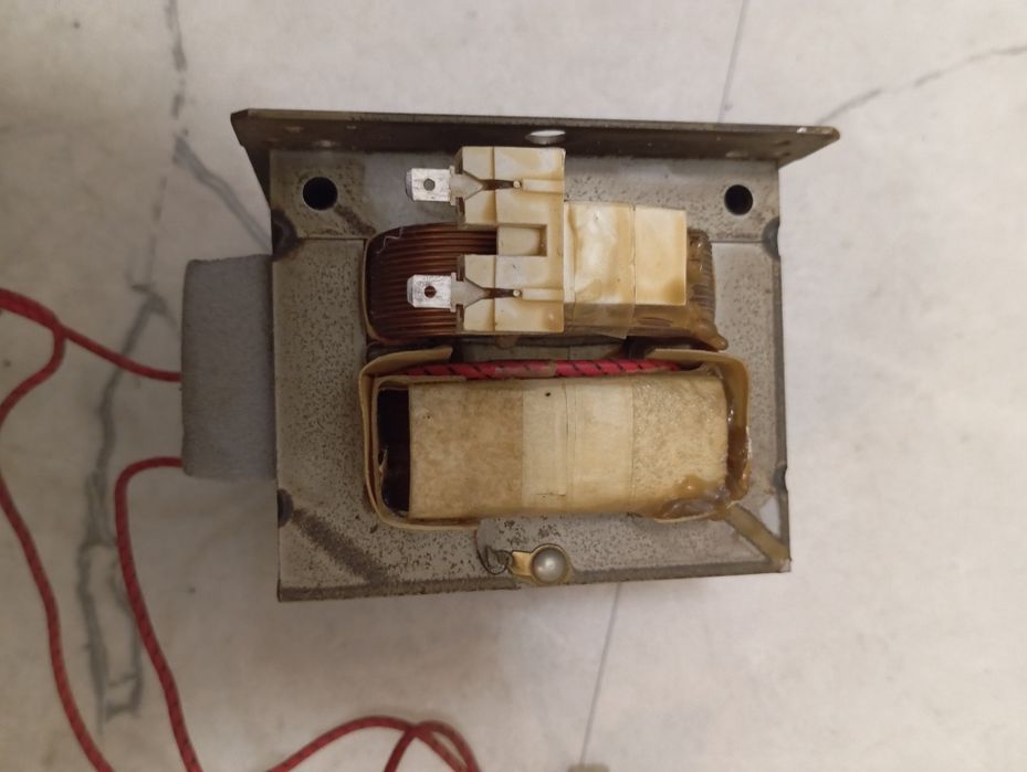 Transformator z mikrofali