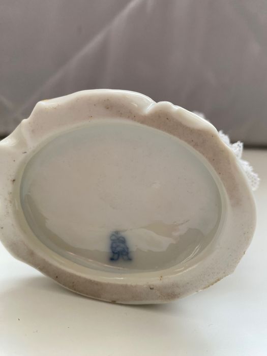 Антикварная фарфоровая статуэтка с кружевом

Германия, конец XIX века