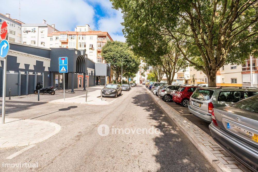 Apartamento T2 remodelado, com cozinha equipada, na Reboleira