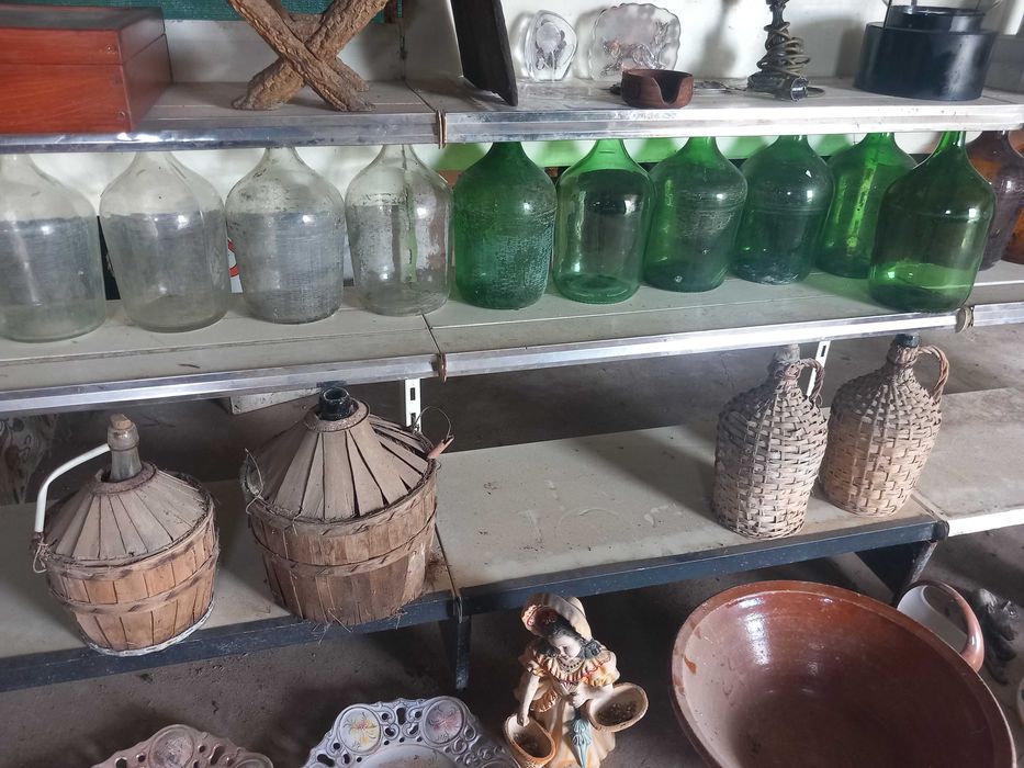 "Dame Jeanne" (ou demijohn em inglês), são chamados de garrafões encestados, preço cada