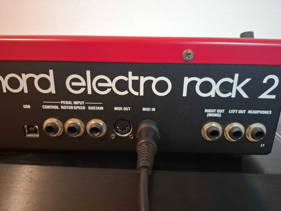 Nord Electro Rack 2 + teclado midi CME UF70