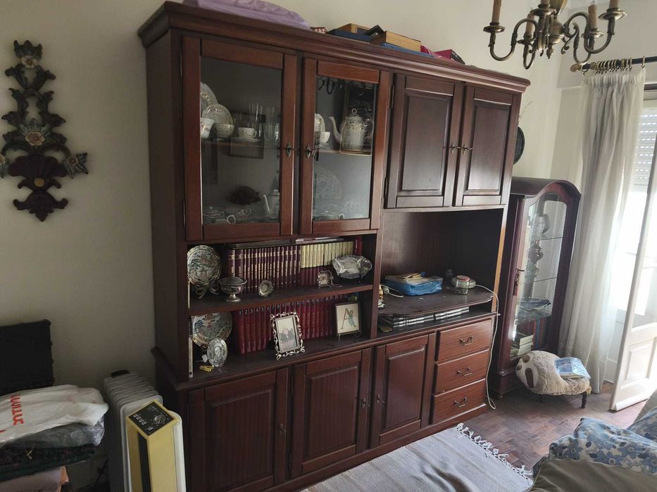 Móvel de sala multifuncional em madeira em tom nogueira, muito robusto e em ótimo estado de conservação.