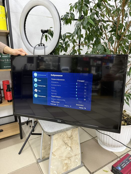 Телевізор Akai діагональ 32 у гарному стані пульт в  комплекті .