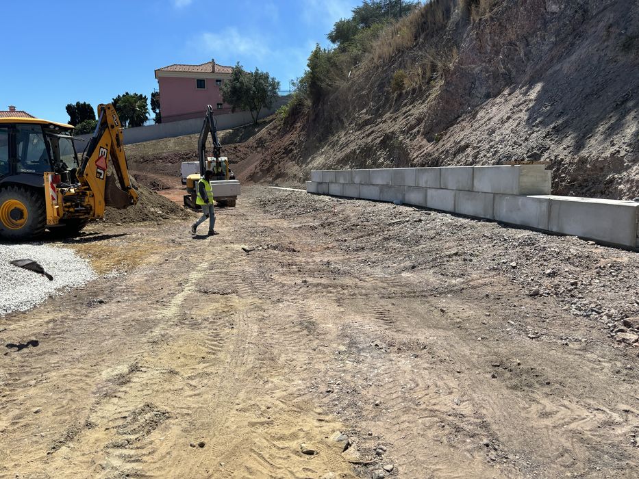 Serviço de maquinas e camião grua e constucão civil