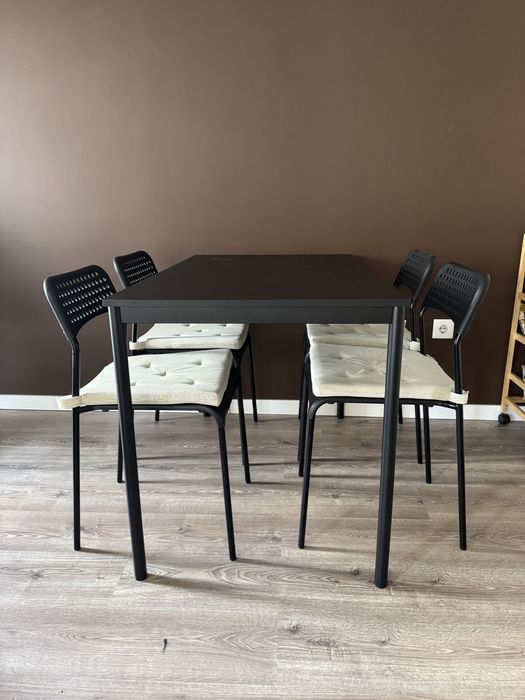 Conjunto Mesa de Jantar IKEA + 4 Cadeiras com Almofadas
