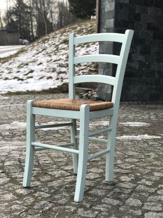 Cztery krzesła drewniane