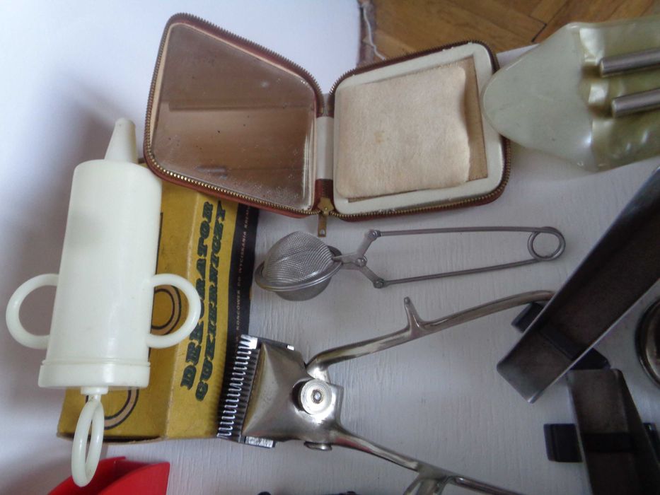 Przedmioty PRL-u korki do prądu brelok krążek hokejowy otwieracz