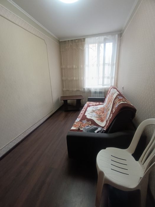 Сдам гостиночку, комнату метро Защитников Украины . Оплата помесячно.