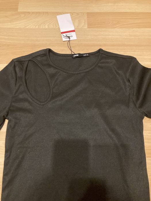 Nowa czarna bluzka z wycięciem na ramieniu Sinsay roz. S